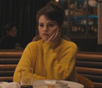 — aflate una în continuarea celeilalte, într-un cerc. Un oftat prelungit îi scapă buzele, abia apoi; regăsindu-şi sprijinul faţă de un copac mlădios, pe un vasăzică, bolovan; delectându-şi urechile acoperite de căşti printr-un podcast preferat.

