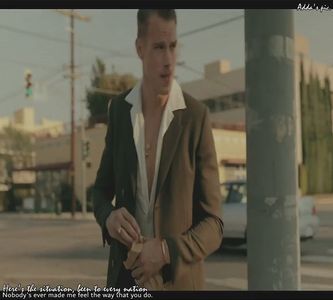 》schimbăm și noi o vorbă.. E în regulă, se înțelege că vouă fetelor nu vă prea surâde +; această tabără, vă cam pufăiți..&quot; #Schițează un zâmbet scurt, aruncându-și fugitiv privirea către consolă, la joc.
