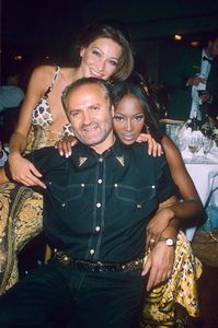 ᵖᵒᵘʳMalamente, Carla Bruni and Naomi at the “Save the Rainforest” gala dinner wearing Versace; with Gianni Versace, the Grosvenor House Hotel in London on May 1992.
