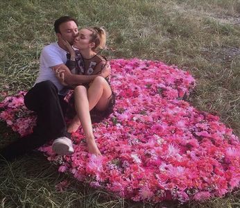 Mda e naspa la unii  :-j Nuu, de politist. Mda nici eu,,, Mie mi plc și de ala care a; castigat și de politist, si înca unu care a fost cam nesi plus de tipa aia 067 :* Vreau somn că maine am 7 ore,,, Mooor nu ma asteptam=))))))) Si ti plc? asculta l si pe Tupac
