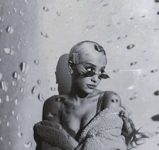 Păi d-aia zic. :l Nush ți-am zis că mă simt neliniștită mi-a lătrat și cățelu și cred că vine; sf lumii.
