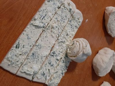 Langoși spirală cu brânza și mărar-4