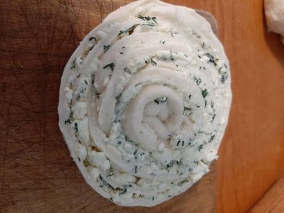 Langoși spirală cu brânza și mărar-5