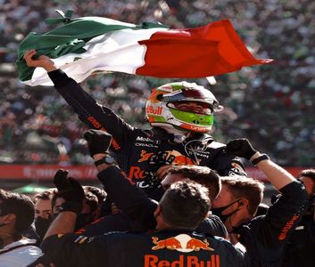 ◊ 8 nov 2021, Sergio celebrating his podium ◊