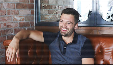 — Râde. ❝The one and only.❞ Își duce privirea spre agendă, devenind vizibil mai; serios. ❝Bulversată? De ce?❞
