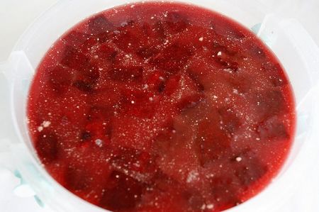 Sfecla 08.12.21; Infuzia de menta racita, se amesteca cu: sfecla taiata cuburi, restul de zahar (30- 40g) si 1 lingurita cu smantana/ iaurt (cu bacterii lactice). Acopera borcanul cu prosop.
