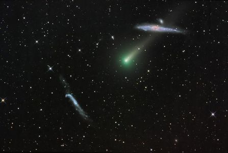 Cometa Leonard intre 2 galaxii
