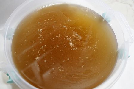 Urzici 14.12.21; Are o pelicula alba si un gust greu de urzica- l-am filtrat, fiert 2- 3 clocote cu un praf de cimbru si 2 linguri de zahar. Cand s-a racit, l-am amestecat cu drojdie activata in apa calda cu zahar..
