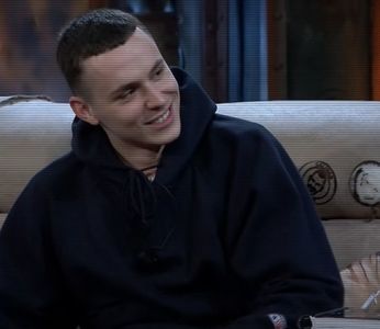 te omor ca ai stricat ordinea :-j + da cine esti # Hero. Îmi cumpar țigari din banii; mei. :@ # Matty *se ferește logic :-j
