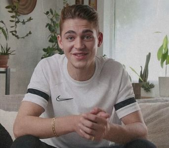 Nush dacă știți bn că nici eu nu mă mai uit dar acum în riverdale există un univers; paralel numit rivervale așa stem noi acum. :l Hai poate te arunc în apă. #Matty. Nu poți #Aron

