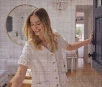 hai spală-te și taci *îi aruncă și-un săpun*