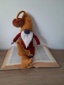 Gnom tricotat manual - 150 lei; Gnomii sunt o specie de pitici care vin din lumea poveștilor. Morocănoși cum sunt, umblă cu fesul pe ochi crezând că, dacă ei nu ne văd, nici noi nu îi vedem pe ei, ceea ce îi face si mai simpatici.
