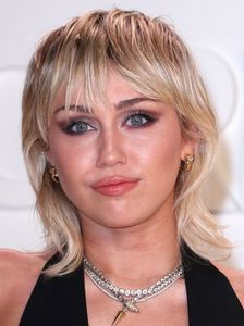 Miley Cyrus - Scorpion 23 Noiembrie ✔