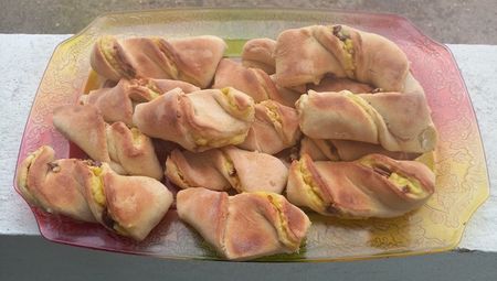 Rasucite cu crema de vanilie de casa si ciocolata alba si neagra