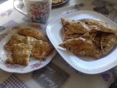 Cineva a ciugulit! ;); Poza pare lesinata, insa culoarea pateurilor este mult mai frumoasa... cele din dreapta sunt cu nuca! Iar la cuptor sunt cele cu branza! Hai la ceai! ;)
