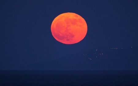 Luna plina in Sagetator (Strawberry moon); 14 iun. 2022
foto: Elias Chasiotis
