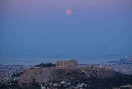 Apus de luna plina pe Acropolis; 15 iun. 2022
foto: Elias Chasiotis

