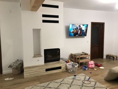 SEMINEE PRINCZ colt 2.; semineu modern combinat in acelasi timp cu stilul rustic focar cu sticla pe colt
