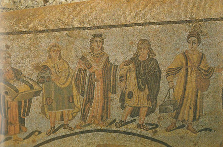 Piazza Armerina. Vila romană. Stăpâna casei și copiii ei; Probabil soția lui Maximilian, Afrania Hannibaliana Eutropia și copiii Flavia, Fausta, Maxentius și Constantinus
