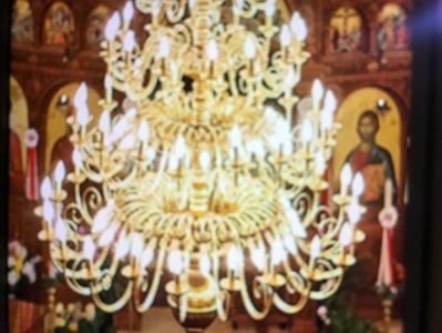 Candelabru Alamă; Cu brațe  din țeavă alamă profilată. Profil “M”Candelabre ușoare (50-150kg) Toate pornesc din centru de pe un disc. Un bec/braț. Grup de 3-5 becuri pe un braț- vezi alte poze. Decorațiuni de bronz la 
