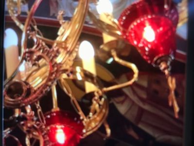 Policandru cu candele roșii; Alamă, bronz și sticlă tip candelă
