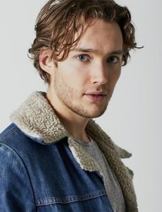 alinaioana; Toby Regbo
