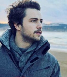 107568489_VZJEZAL3-1