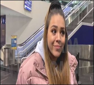 — Belește ochii când îl vede pe Aless. "Antonia, vezi ce văd și eu?" se uită ba la ea, ba la; băieți. &quot;E inamicul... trebuie să mă ascunzi de inamic!!!!!!!&quot; În tot timpul ăsta credea că vorbea în șoaptă, dar se auzea prea clar de fapt ce spunea=))))))))))))))))
