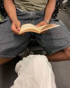 Aṥke reading The Bell Jar