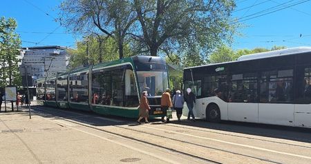 Tramvaiul este prea lung, nu încape în stație.