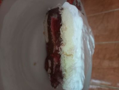 Tort cu 2 creme, biscuiti si jeleu