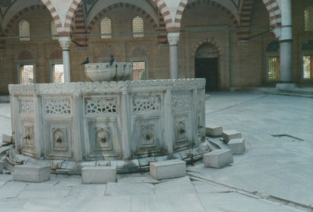 Fântâna (shadirvan) din curtea moscheii Selimiye