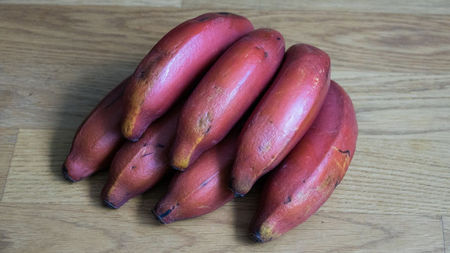 Poză preluată; https://pixabay.com/photos/red-banana-banana-fruit-fresh-2614316/
