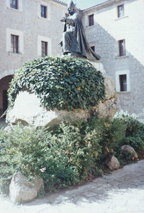 Statuia episcopului Joan Campins