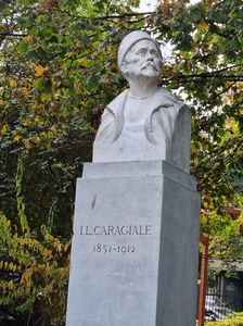 Ion Luca Caragiale (1852-1912); Sculptor Oscar Spathe. Realizat din marmură de Rușchița
