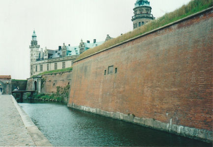 Castelul Kronborg; Situat pe insula Zealand, în orașul Helsingnor, imortalizat de Shakespeare în ”Hamlet” ca Elsinor
