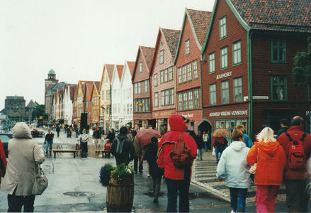 Cartierul Bryggen; Tradiționalrlr case din lemn colorat de pe chei
