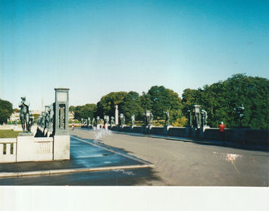 Parcul Vigeland (1907); Parc-muzeu în care se află 192 de sculpturi în bronz și granit ale lui Gustav Vigeland (1869-1943)
