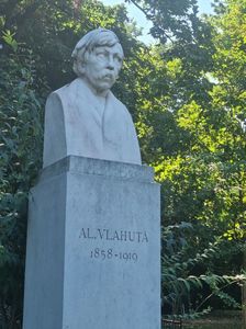 Alexandru Vlahuță (1858-1919); Sculptor Oscar Han. Marmură de Rușchița
