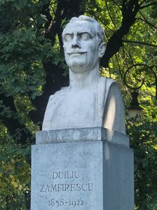 Duiliu Zamfirescu (1858-1922); Sculptor Alexandru Călinescu. Marmură de Rușchița
