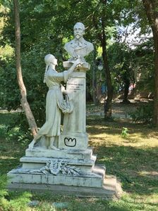 Traian Demetrescu (1866-1896); Poet și prozator. Pseudonimul literar - Tradem. Sculptură de Filip Marin.
