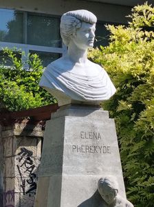 Elena Pherekyde (1875-1944); „Doamnă de Onoare” a Reginei Carmen Sylva și președinta Societății de Binefacere „Obolul”. Sculptor Oscar Spathe

