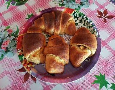 cornuri mari si pufoase cu dulceata de piersici