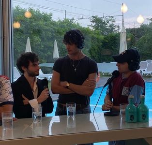 hes so tall an dn handsoem as hell