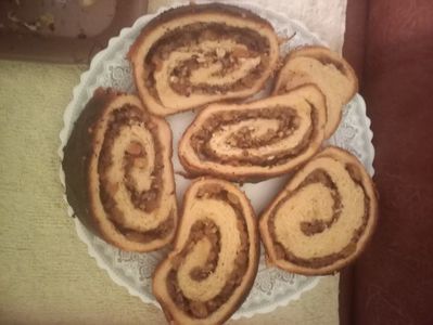 Cozonac cu crema de nuca si stafide