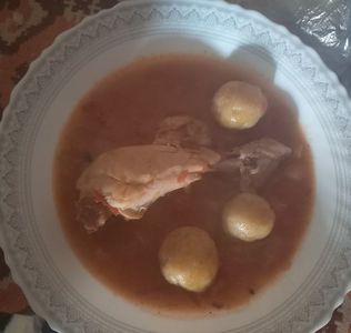 Mancare de ceapa cu galuste de cartofi si copanele de pui