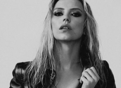 ˓Louise Deveraux,　　　　—ex wife. OUT.