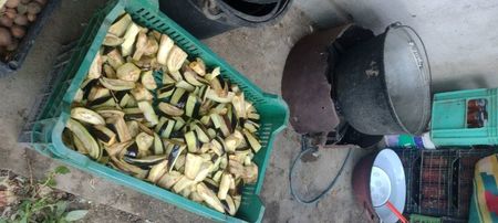 MINCARICA DE VINETE PENTRU IARNA; O lada vinete . O găleată de roșii . 10 kg ceapa . Două kg ardei . 
Vinetele se lasă de seara in apa rece sărată , se prăjesc moderat .roșiile se dau prin mixer . Ceapa și ardeiul se călesc . Totul se
