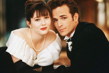 Luke Perry (1966-2019) și Shannen Doherty (1971-2024)