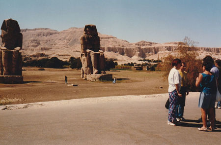 Coloșii lui Memnon; Statuile faraonului Amenhotep III plasate la intrarea templului dedicat acestuia

